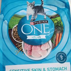 Purina ONE Plus, Sensitive Skin & Stomach, Dry Cat Food, Turkey, 7 lb Bag