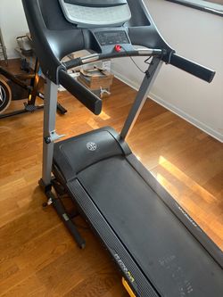 Treadmill Golds Gym