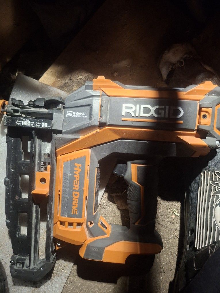 Rigid Ridgid R09892B 18V Brushless Cordless HYPERDRIVE 16-Gauge 2-1/2 in. Straight Finish Nailer and Drill