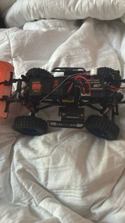 Axial 1/10th scale Rc rock crawler