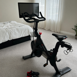 2021 Like New Peloton Bike Original 2020 Model - Garden City, NY