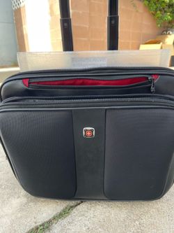 Rolling Scrapbook/craft tote bag on wheels, lots of pockets and zippers!