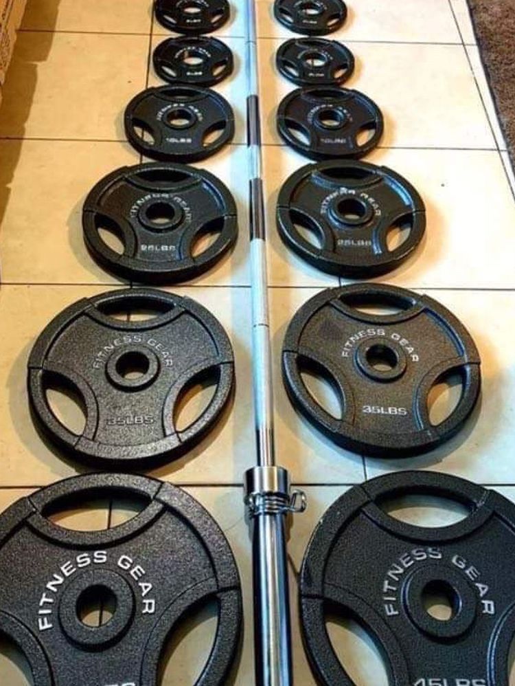 Brand New 🎁 300 lbs Olympic Weight Set + 45 LBS Olympic Barbell with Spring Collar Clips🏋🏻‍♀️💪