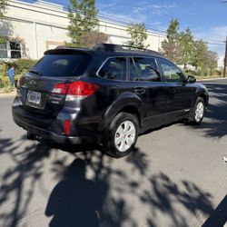 2012 Subaru Outback 2.5i Premium AWD-clean