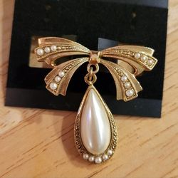 Vintage Gold Tone Ribbon Pin With Faux Pearls