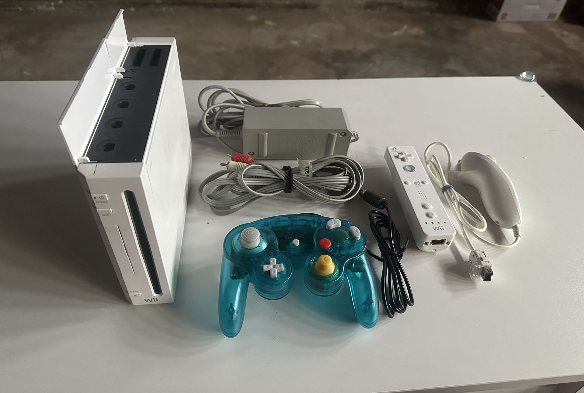 Nintendo Wii Bundle Over 11,000 Games (Compatible With 21+ Retro Consoles)