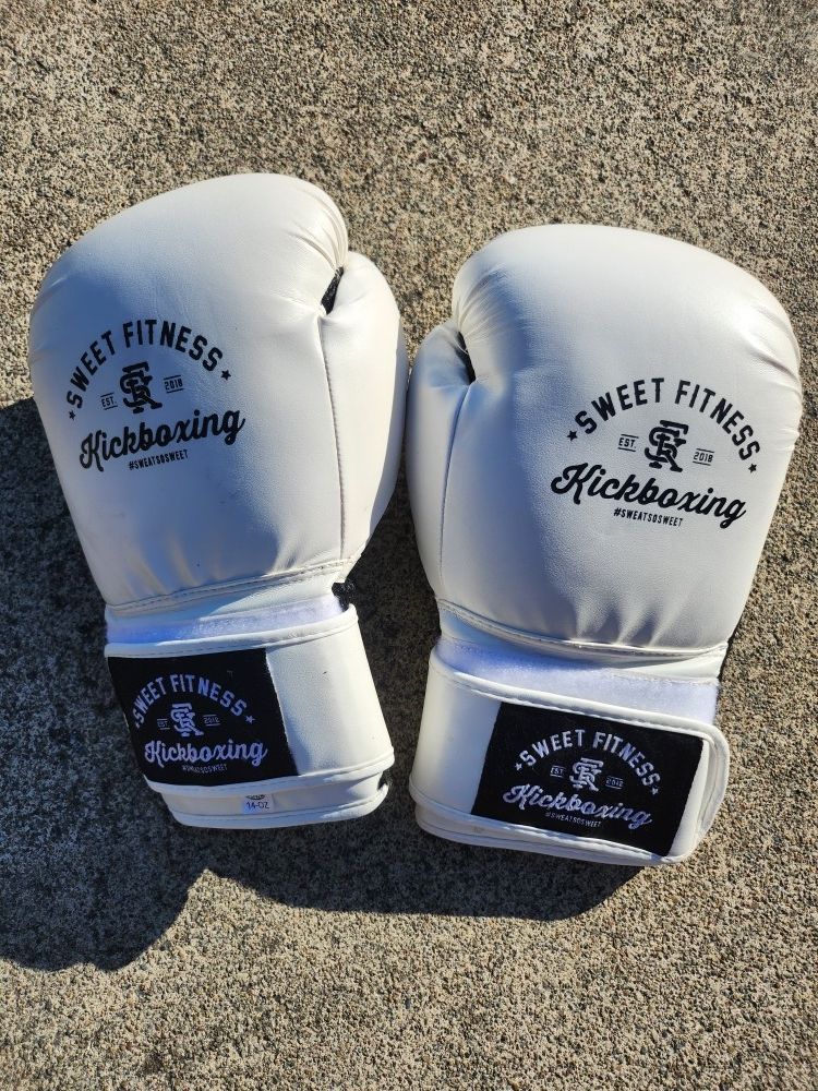 Beautiful Pair Of MMA Boxing 14oz Gloves Kickboxing