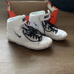 Size 6 White Nike Inflict 