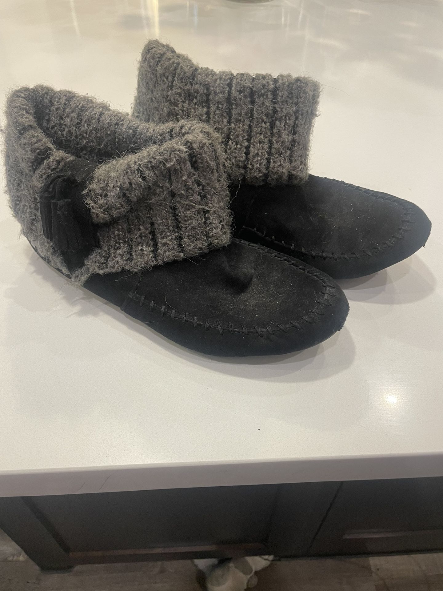 Airwalk Women’s Black And Gray Sherpa Cuffed Flat Booties, Size 7