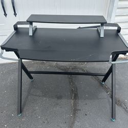 Gaming Desk Excellent Condition 