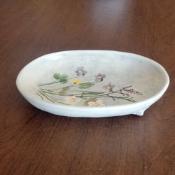 Salt Marsh Pottery Oval Bowl Wildflower Trinket Dish Wall Hanging Plaque
1990 CLW. Pre-owned, perfect shape, display item. It is 8x5.5". Height
1.5"