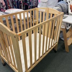 Mini Crib Like-new Folds Small