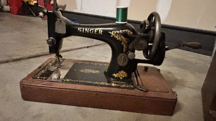 1913 antique Vintage Singer Sewing Machine