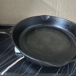 Nice Vintage  Cast Iron Skillet, 10” Approximately 11.5” Round 