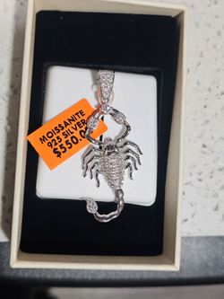 Scorpion pendant Silver & Moissanite