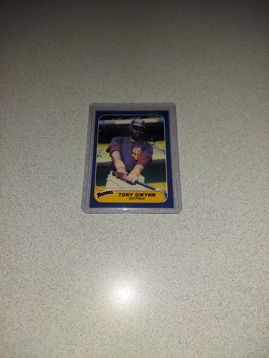 1986 FLEER TONY GWYNN #323 CARD IN PLASTIC 