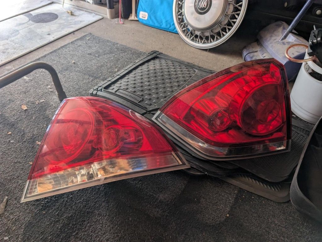 Fits 2006 to 2013
Chevy Impala Tail Light set USED OEM.....$65 for both....