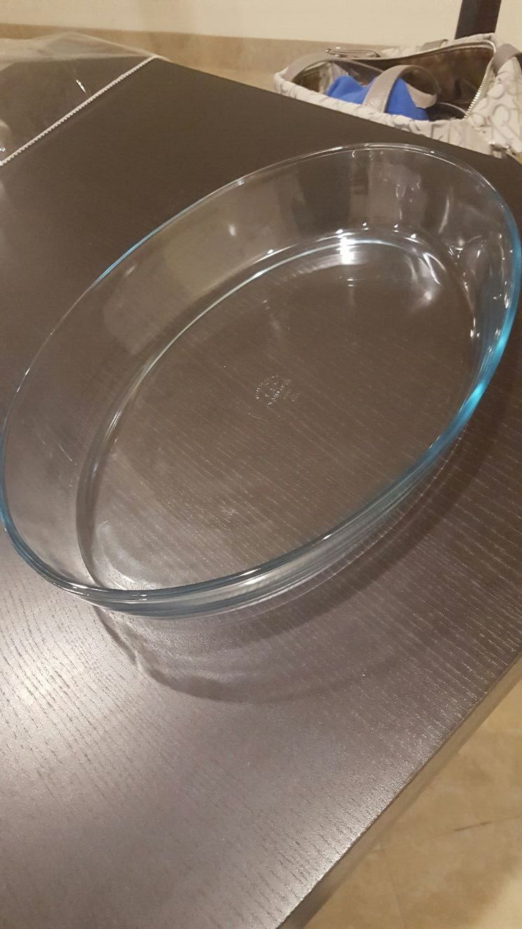 Oval clear glass baking pan