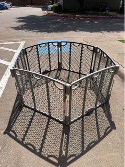 Foldable play pen/play yard