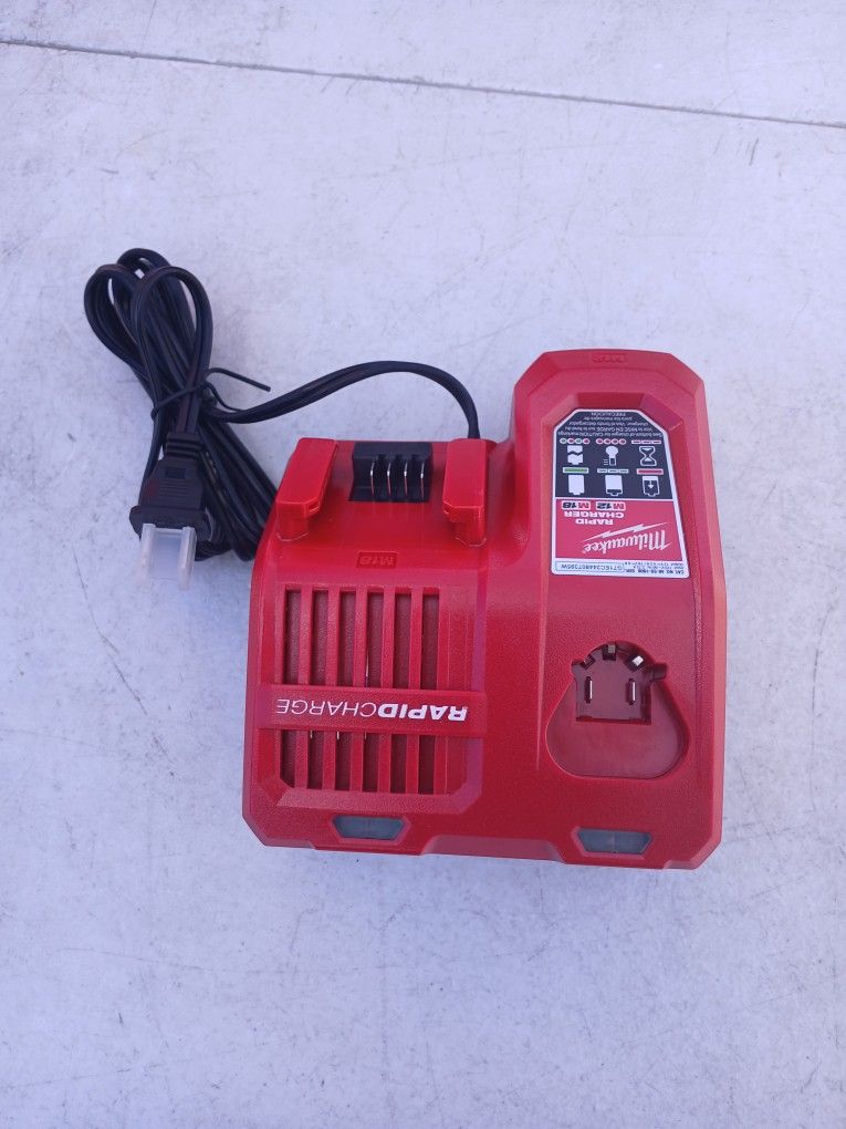 Cargador Milwaukke 18v Rápido Para Una Bateria