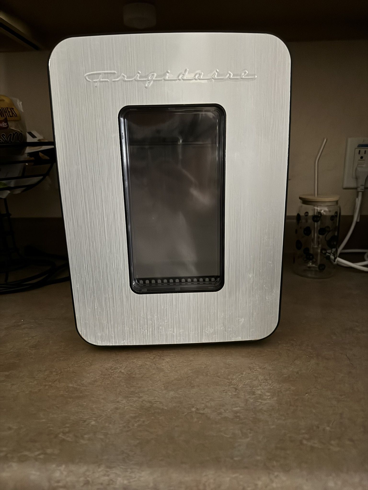 Frigidaire Mini Fridge-  Great For The Collage Kids! 