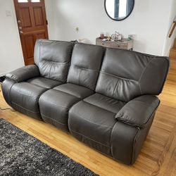 Couch In Excellent Condition 