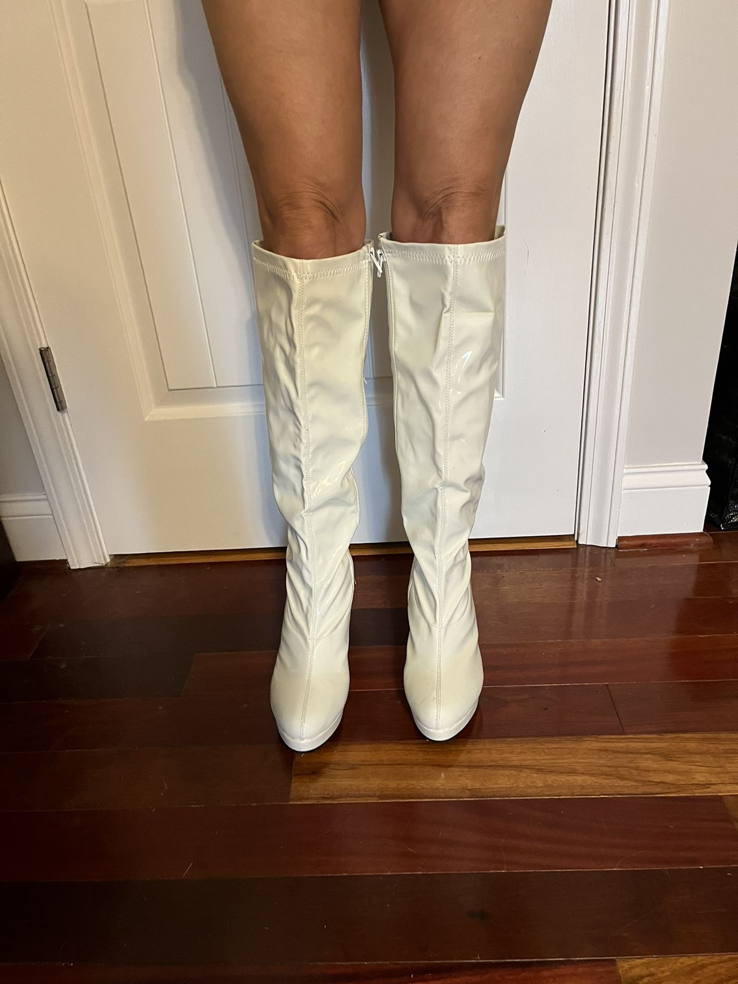White GO GO Boots SIZE 9/10