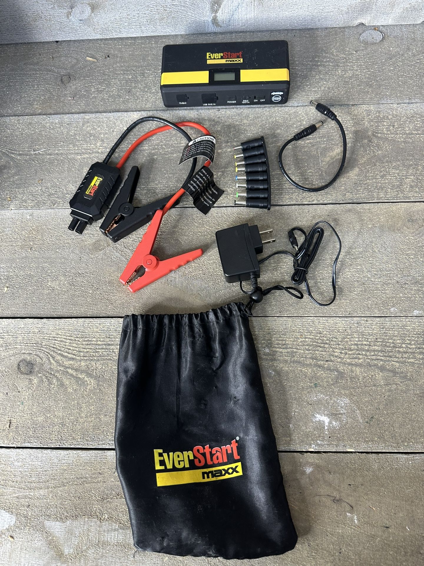 Everstart Maxx 600 Amp Lithium Ion Jump Starter With USB Ports and Carrying Case