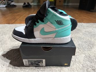 Jordan 1s Mid Size 5.5 (youth)