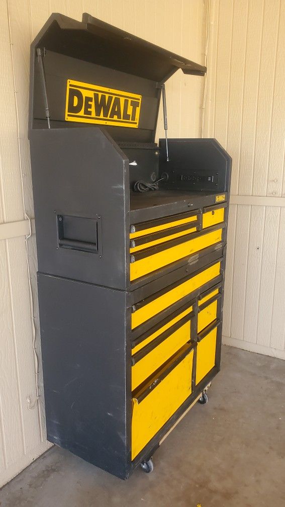 DEWALT TOOL CHEST
