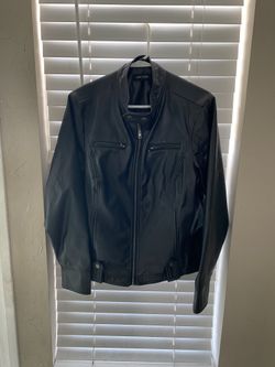 Women black leather jacket 🧥 in excellent condition. Size medium asking $60