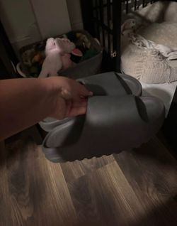 Yeezy slides Women’s size 10