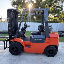 Forklift toyota 7FGU25