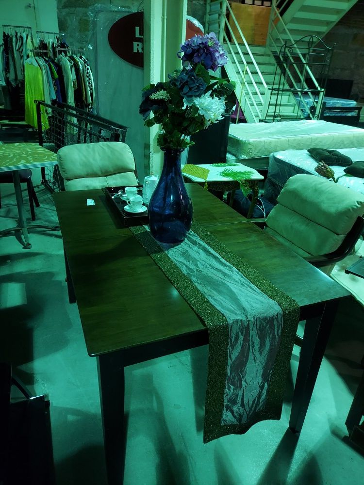 Dining table with 4 chairs and a leaf