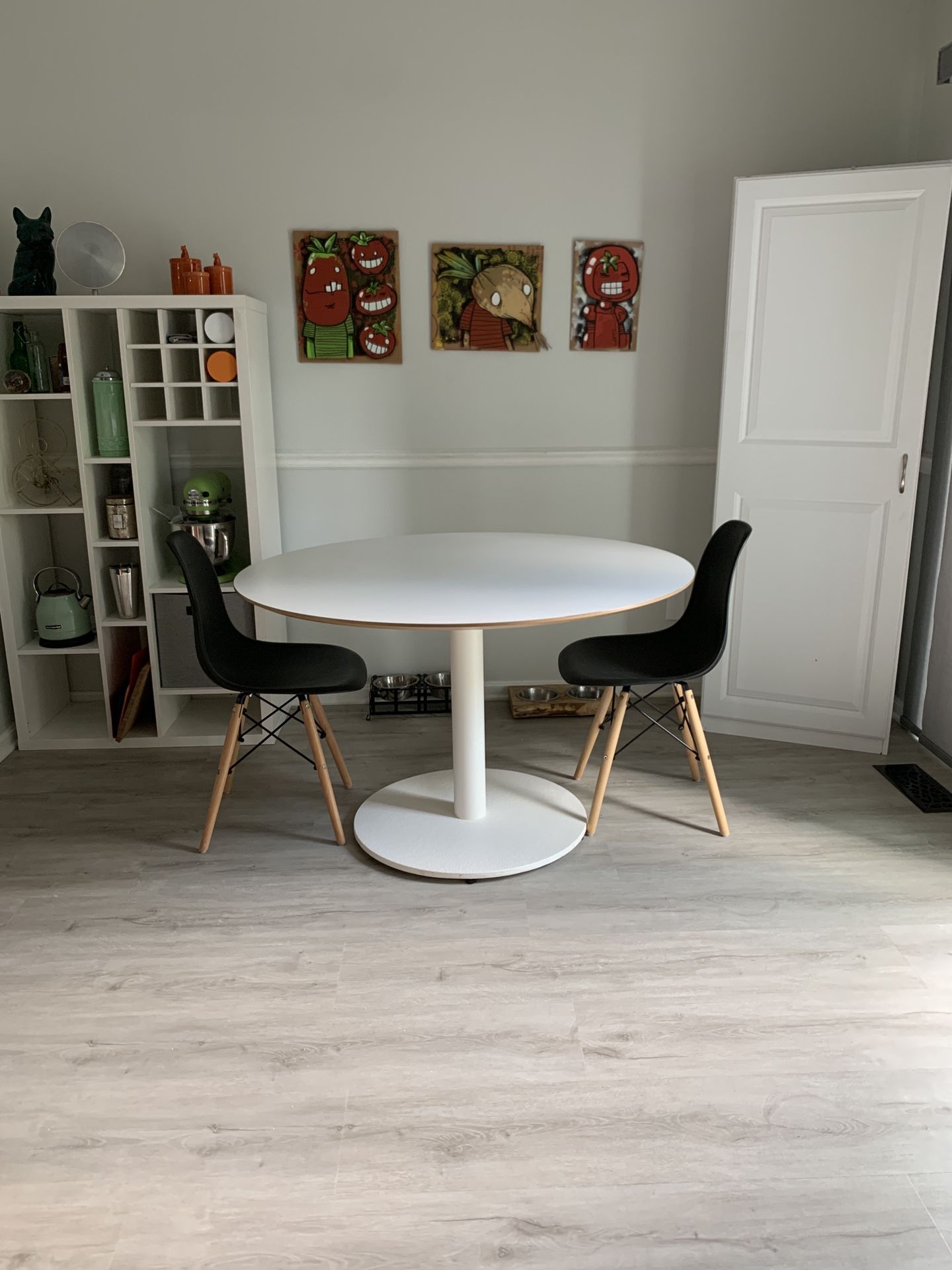 Round kitchen table - 46.5”
