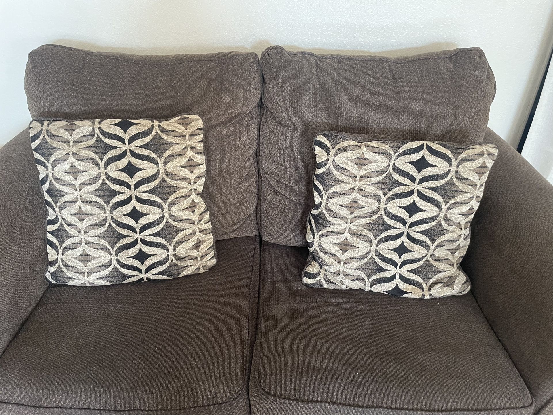 Transform your living room into a space that feels elegant, cozy, and timeless. This beautiful set combines comfort and style — perfect for family gat