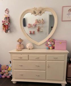Dresser with Mirror – Great Condition