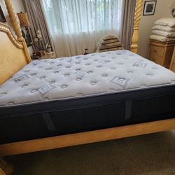 Like- New! Pillow Top 15" Queen Mattress