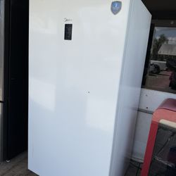 Midea  17 Cu.ft Upright Freezer NEW SCRATCH AND DENT 
