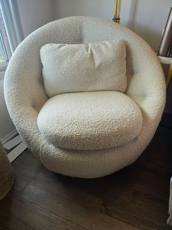 Boucle swivel chair