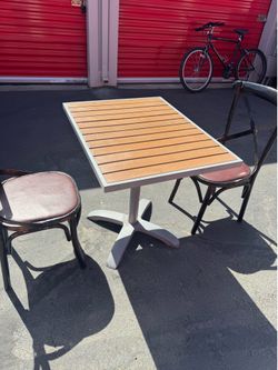Metal set of 2 / mesa de metal y dos sillas / local delivery available