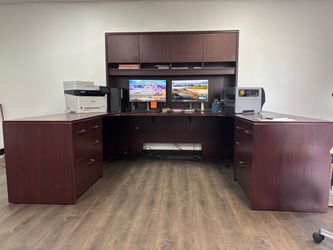 U-Shaped Executive Office Desk with Hutch