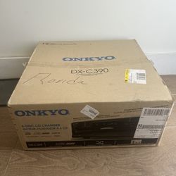 Onkyo 6 Disc CD Changer + 4 Speakers 