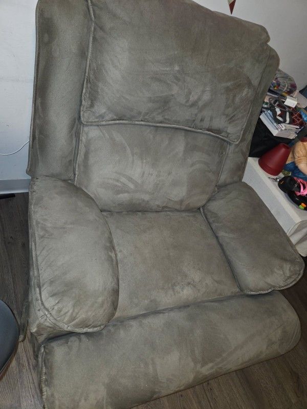 Comfortable Ashley Recliner