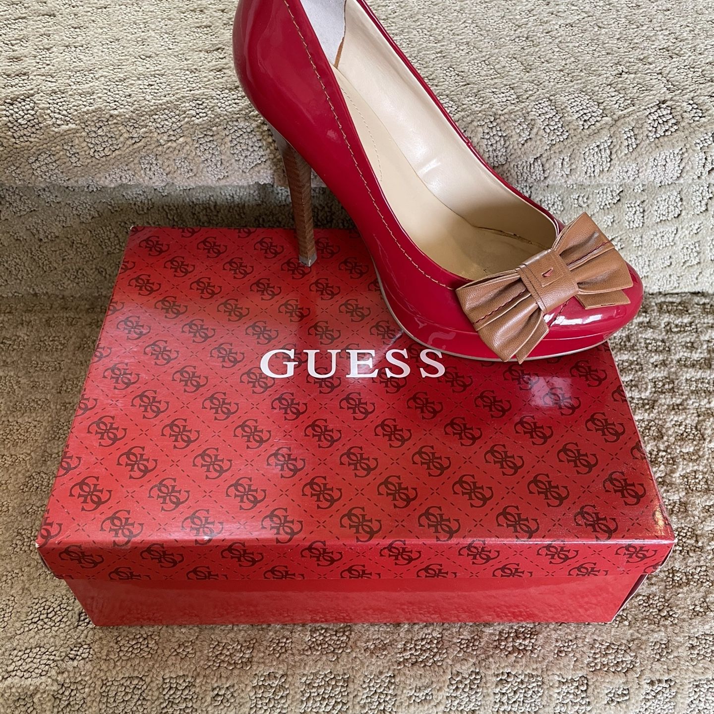 Really cute GUESS 4 1/2” Platform Shoes, Size 8