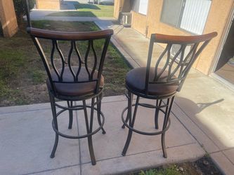 2 bar stools