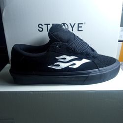 Straye Skateboard Puff Size 9.5 New W/Box