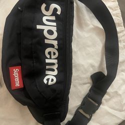 RED SUPREME FANNY PACK for Sale in Lowell, MA - OfferUp