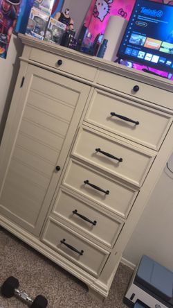 Wardrobe chest