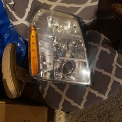 09 Cadillac Escalade Headlight Assembly Left And Right